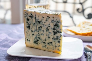 Bir parça Bleu de Laqueuille yarı sert AOP Çiğ inek sütünden yapılmış Fransız mavi peyniri.