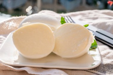 Beyaz İtalyan toplarının tadına bakmak mozzarella peyniri bufalo inek sütünden yapılır, açık havada servis edilir.