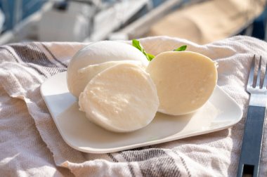 Beyaz İtalyan toplarının tadına bakmak mozzarella peyniri bufalo inek sütünden yapılır, açık havada servis edilir.