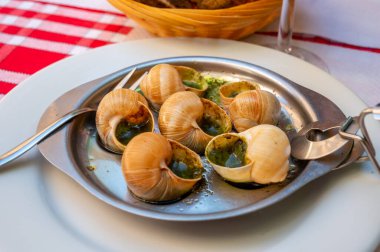Burgundy 'deki geleneksel restoranlarda başlangıç yemeği, tereyağı, sarımsak ve otlarla pişirilmiş salyangozlar, Fransa
