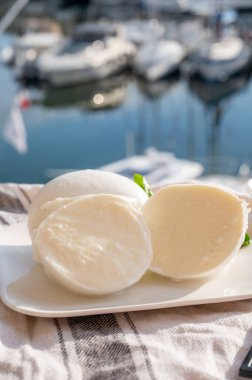 Beyaz İtalyan toplarının tadına bakmak mozzarella peyniri bufalo inek sütünden yapılır, açık havada servis edilir.