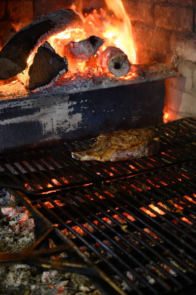 Steak Mata Sapi Panggang Besar Atas Panggangan Kayu Zaitun Restoran — Stok Foto