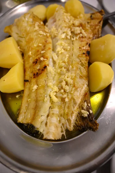 在葡萄牙的鱼餐馆里 用白鱼和土豆一起食用的烤鱼片 — 图库照片