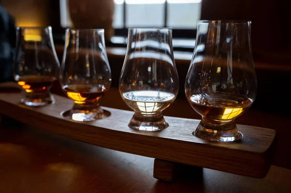 Flight Single Malt Scotch Whisky Glasses Served Bar Edinburgh Tasting — 图库照片