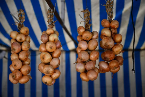Čerstvá Žlutá Cibule Venkovním Trhu Sezónní Místní Zeleninou Ovocem Malé — Stock fotografie