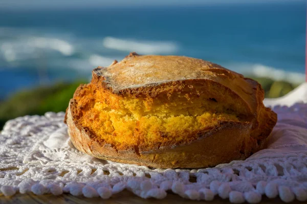 Portugees Zelfgebakken Oven Gebakken Geel Maïsbrood Geserveerd Buiten Met Uitzicht — Stockfoto