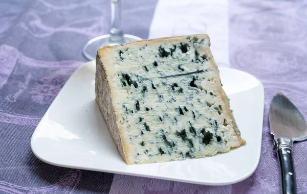 Pedaço Bleu Laqueuille Semi Duro Aop Queijo Azul Francês Feito — Fotografia de Stock
