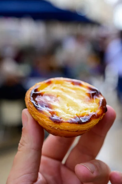 Mão Com Tradicional Sobremesa Doce Portugal Pastel Nata Creme Ovos — Fotografia de Stock