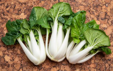 Genç taze organik bok choy veya bak choi Çin lahanası pişirmeye hazır