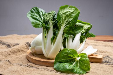Genç taze organik bok choy veya bak choi Çin lahanası pişirmeye hazır