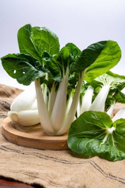 Genç taze organik bok choy veya bak choi Çin lahanası pişirmeye hazır