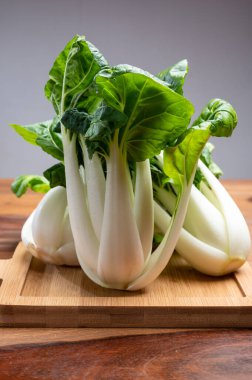 Genç taze organik bok choy veya bak choi Çin lahanası pişirmeye hazır