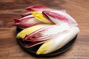 Taze organik Belçika endivi veya acı yeşil ve kırmızı hindiba marulu.