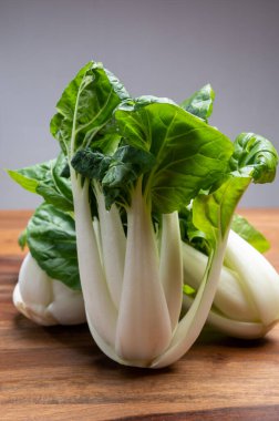 Genç taze organik bok choy veya bak choi Çin lahanası pişirmeye hazır