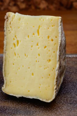 Tomme de Montagne peyniri ya da Fransız Alplerindeki inek sütünden yapılan tomme de savoie