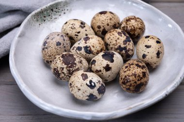 Taze benekli keklik ya da bıldırcın yumurtası pişmemiş.