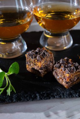 İskoç viskisi ve karışık viski İskoçya 'da damıtma, içecek ve yiyecek eşleşmesi.