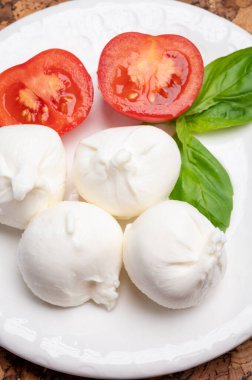 Puglia 'dan taze el yapımı İtalyan peyniri yemek, beyaz burrata topları veya mozzarella ve kremadan yapılmış burratina peyniri yemek.