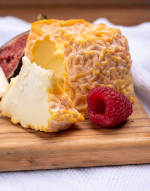 Fransız Langres yumuşak inekleri, şampanyada yıkanmış kabuklu peyniri, Ardenne bölgesi, Fransa ahududu ile servis edilir.
