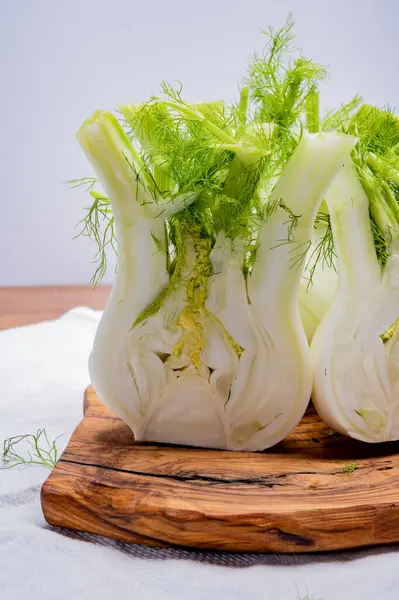 Υγιεινή Διατροφή Των Λαχανικών Ωμά Φρέσκα Λευκά Βολβούς Μάραθου Φλόρενς — Φωτογραφία Αρχείου