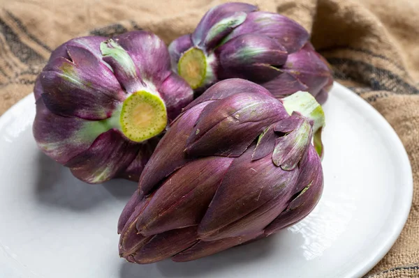 Головки Сырого Свежего Фиолетового Романского Овоща Готового Приготовлению — стоковое фото