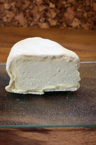 近くで何が起きているのでしょうか フランス ブルゴーニュ地方の牛乳チーズ — ストック写真
