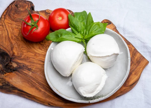 Bílé Kuličky Italského Měkkého Sýra Mozzarella Bufala Campana Podávané Čerstvými — Stock fotografie