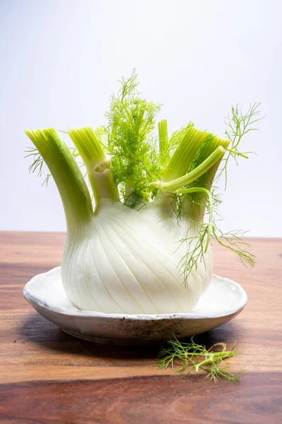 Υγιεινή Διατροφή Των Λαχανικών Ακατέργαστο Φρέσκο Λευκό Βολβό Μάραθου Φλόρενς — Φωτογραφία Αρχείου