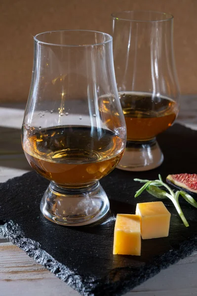 スコットランドの蒸留所でシングルモルトとブレンドウイスキーの試飲 ドリンクや食品のペアリング — ストック写真