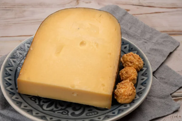 Peynir Koleksiyonu Hollanda Yapılmış Delikli Bir Parça Hollanda Peyniri — Stok fotoğraf