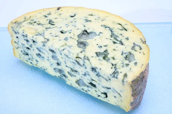 Kaasverzameling Stukje Franse Blauwe Kaas Auvergne Fourme Ambert Close — Stockfoto