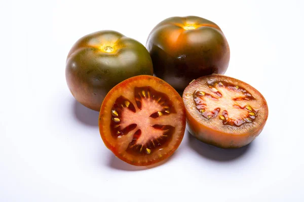 新鲜成熟的红褐色和绿色的番茄红花 — 图库照片