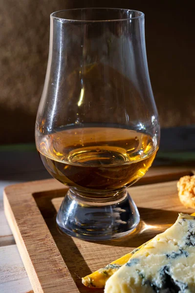 Kóstoló Skót Single Malt Vagy Kevert Whisky Angol Sajttal Kék — Stock Fotó