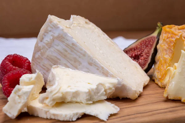 フランスのソフトチーズ ブルゴーニュ地方のデリス ブルゴーニュフランス牛のミルクチーズ 新鮮なラズベリーとイチジクを添えた黄色のラングレーズチーズ — ストック写真