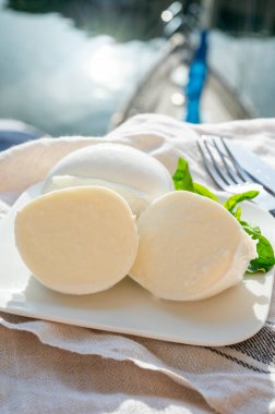 Beyaz İtalyan toplarının tadına bakmak mozzarella peyniri bufalo inek sütünden yapılır, açık havada servis edilir.