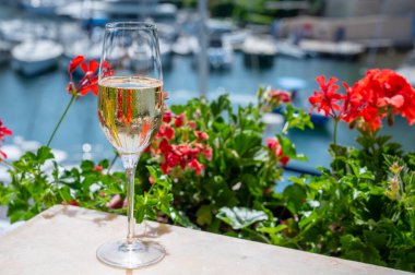 Yeni yıl partisi, Fransız brut şampanyası içmek yatta şarap içmek Saint-Tropez yakınlarındaki Port Grimaud limanında, Fransız Riviera tatili, Fransa