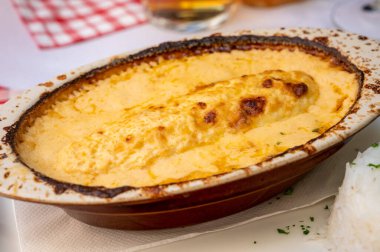 Quenelle, Lyon 'un spesiyali, turna balığıyla dolu oval şekilli hamur köfteleri geleneksel Lyonnaise Bouchon, Fransa' da servis edilir.