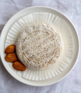 Provence 'ın tadı, Banon, Alpes-de-Haute-Provence, Fransa' da keçi sütünden yapılan küçük yuvarlak peynirli Tome de Provence, yakın plan.