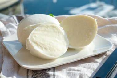 Beyaz İtalyan toplarının tadına bakmak mozzarella peyniri bufalo inek sütünden yapılır, açık havada servis edilir.