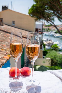 Yaz partisi, Fransız brut şampanyası şampanyası içmek yatta şarap içmek Saint-Tropez yakınlarındaki Port Grimaud limanında, Fransız Riviera tatili, Fransa