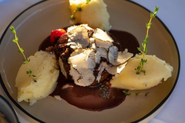 Fransız restoranında taze mantarlı biftek ve patates püresi ile servis edilir.