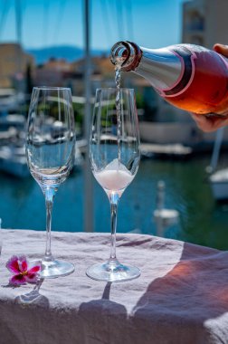 Yeni yıl partisi, Fransız brut şampanyası şampanyası içmek yatta şarap içmek Saint-Tropez yakınlarındaki Port Grimaud limanında, Fransız Riviera tatili, Fransa