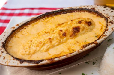 Quenelle, Lyon 'un spesiyali, turna balığıyla dolu oval şekilli hamur köfteleri geleneksel Lyonnaise Bouchon, Fransa' da servis edilir.