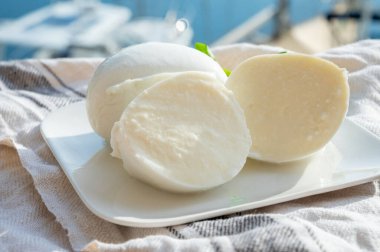 Beyaz İtalyan toplarının tadına bakmak mozzarella peyniri bufalo inek sütünden yapılır, açık havada servis edilir.