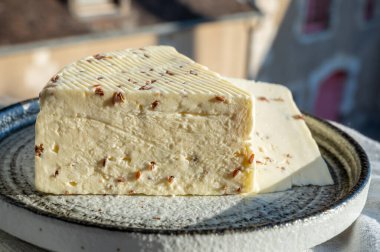 Aromatik siyah kimyon tohumlu beyaz koyun peyniri. Açık havada servis ediliyor.