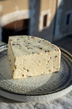 Aromatik siyah kimyon tohumlu beyaz koyun peyniri. Açık havada servis ediliyor.