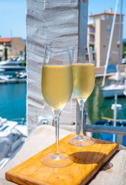 Yaz partisi, Fransız brut şampanyası içmek yatta şarap içmek Saint-Tropez yakınlarındaki Port Grimaud limanında, Fransız Riviera tatili, Fransa