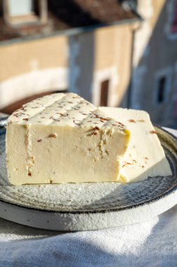 Aromatik siyah kimyon tohumlu beyaz koyun peyniri. Açık havada servis ediliyor.