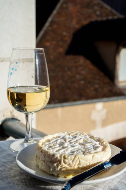 Fransız peynirleri koleksiyonu, Fransa 'nın Rhone Alpes bölgesinden Saint Flicien inek sütü peyniri killi tahtada veliaht peynir olarak belirlendi.