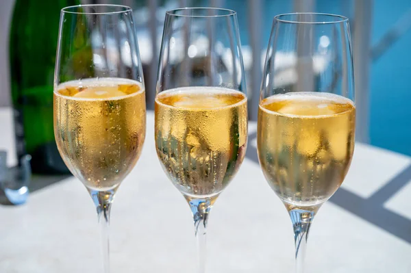 Nový Rok Párty Pití Francouzského Brut Šampaňské Šumivé Víno Sklenicích — Stock fotografie